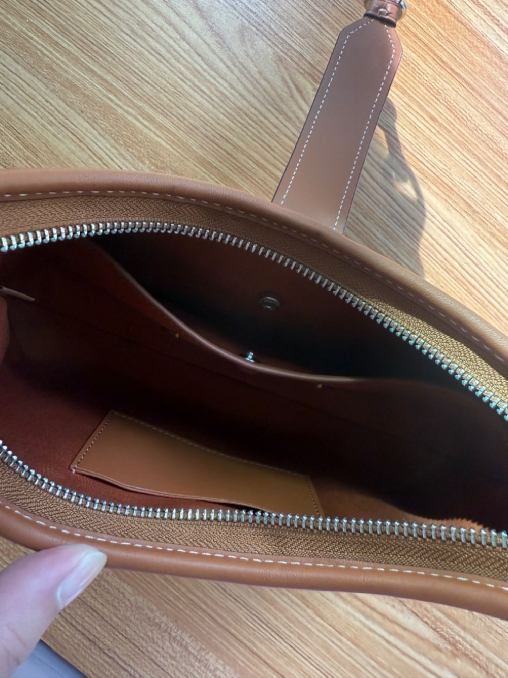 Coach Hamptons Hobo Bag in Signature Crystal Jacquard - Picture 4 of 9